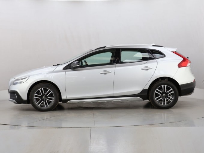 2025 Volvo V40 Cross Country