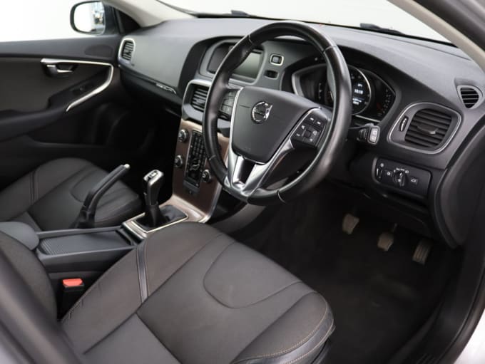 2025 Volvo V40 Cross Country