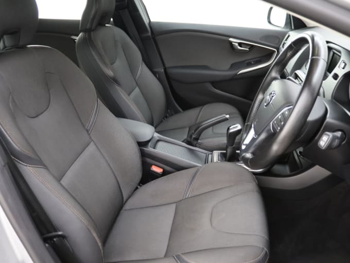 2025 Volvo V40 Cross Country