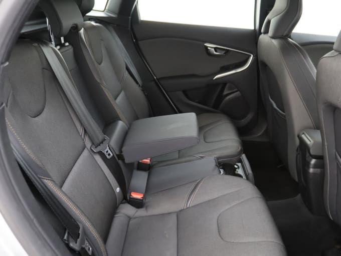 2025 Volvo V40 Cross Country