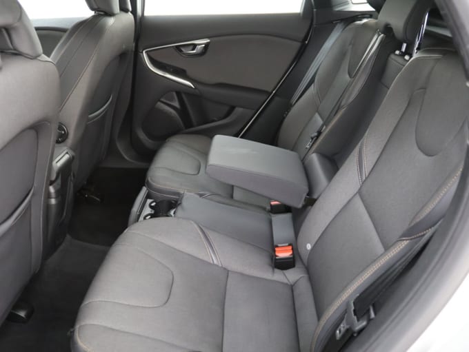 2025 Volvo V40 Cross Country