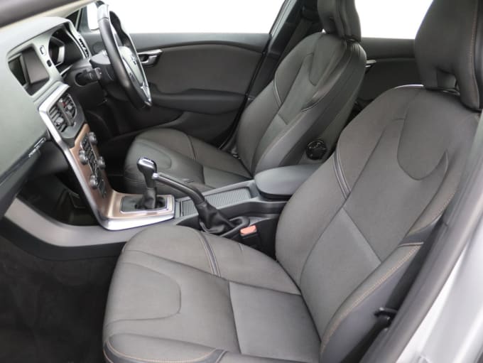 2025 Volvo V40 Cross Country