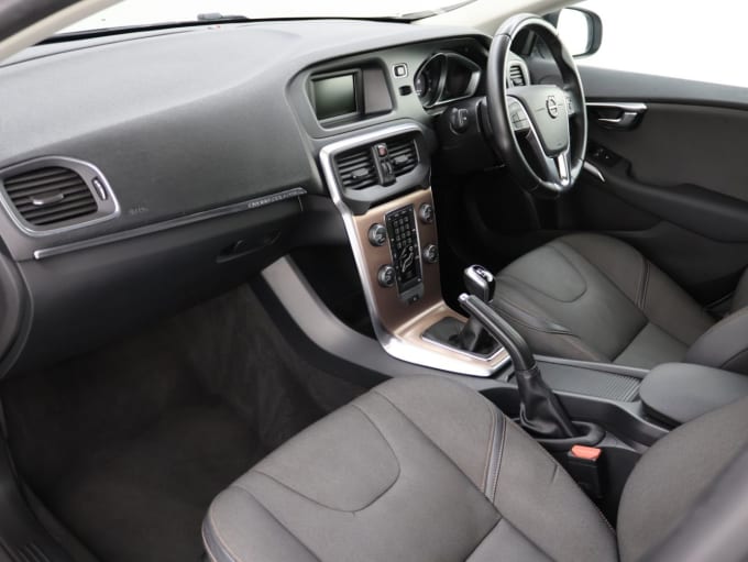 2025 Volvo V40 Cross Country