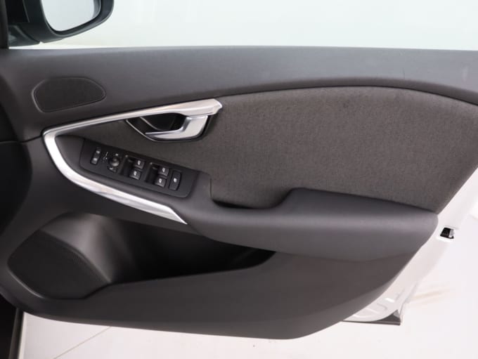 2025 Volvo V40 Cross Country