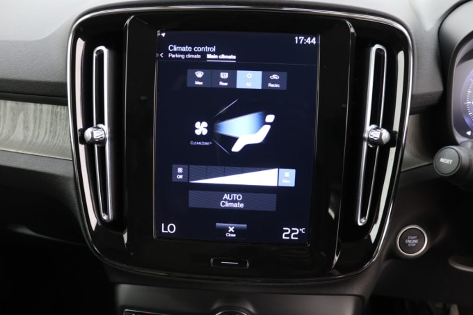2025 Volvo Xc40