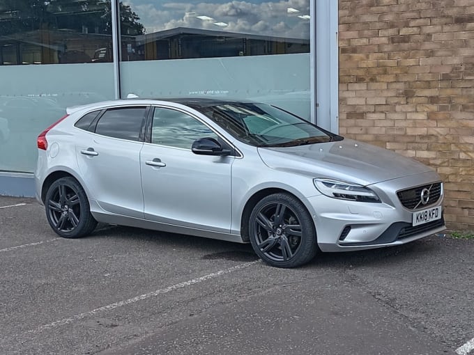 2025 Volvo V40