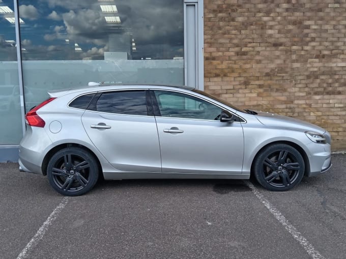 2025 Volvo V40