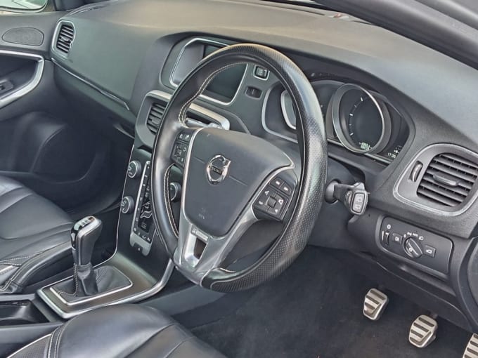 2025 Volvo V40