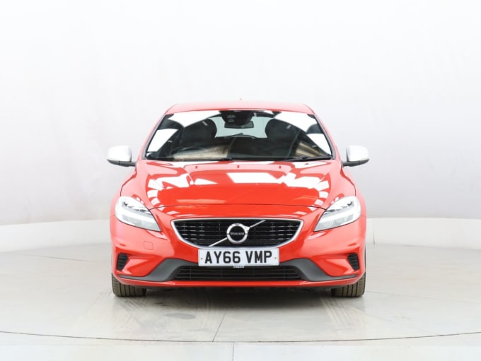 2025 Volvo V40