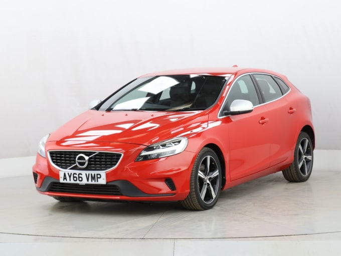 2025 Volvo V40