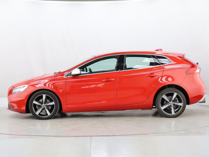 2025 Volvo V40
