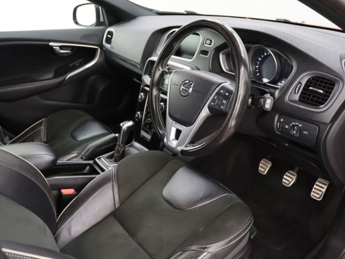2025 Volvo V40