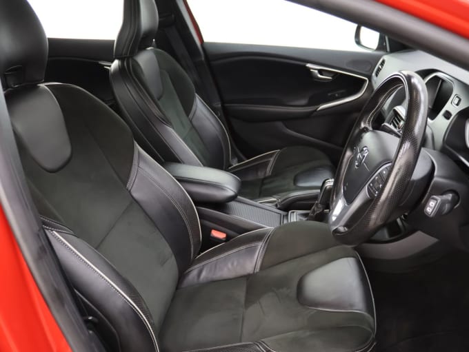 2025 Volvo V40