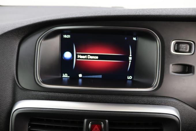 2025 Volvo V40