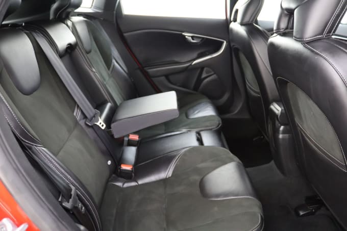2025 Volvo V40