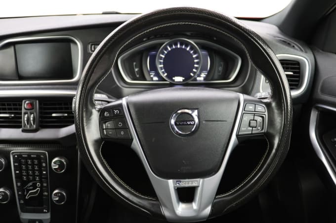 2025 Volvo V40