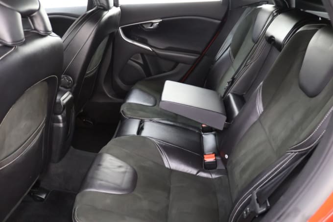 2025 Volvo V40