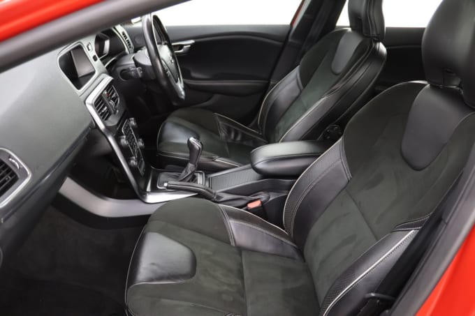 2025 Volvo V40