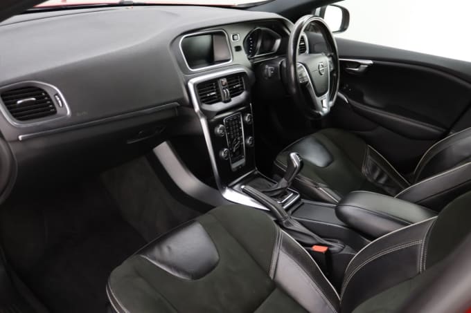 2025 Volvo V40