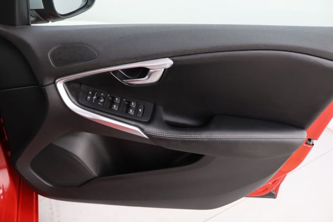 2025 Volvo V40
