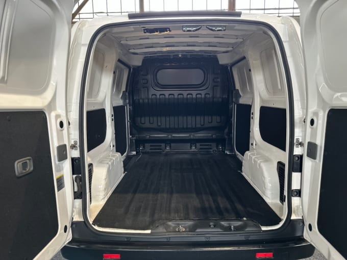 2025 Nissan Nv200