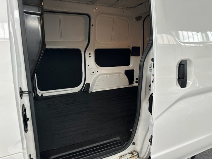 2025 Nissan Nv200