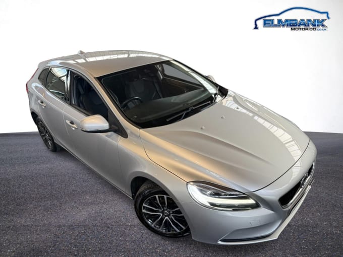 2025 Volvo V40