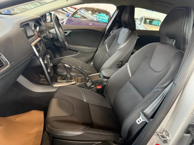 2025 Volvo V40