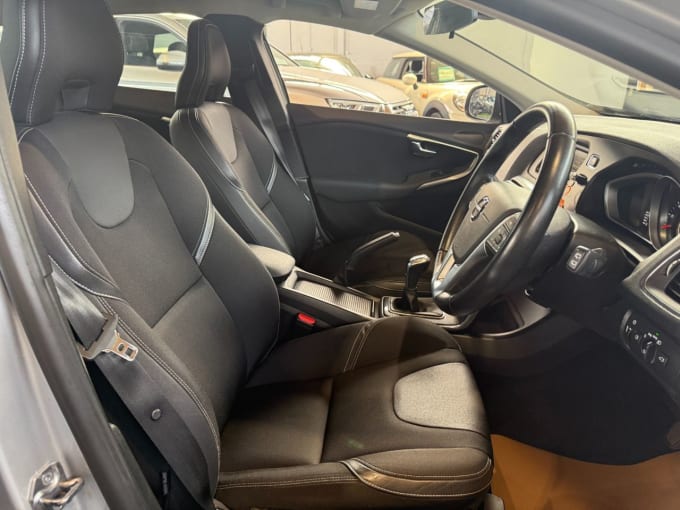 2025 Volvo V40