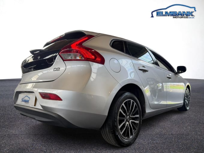 2025 Volvo V40