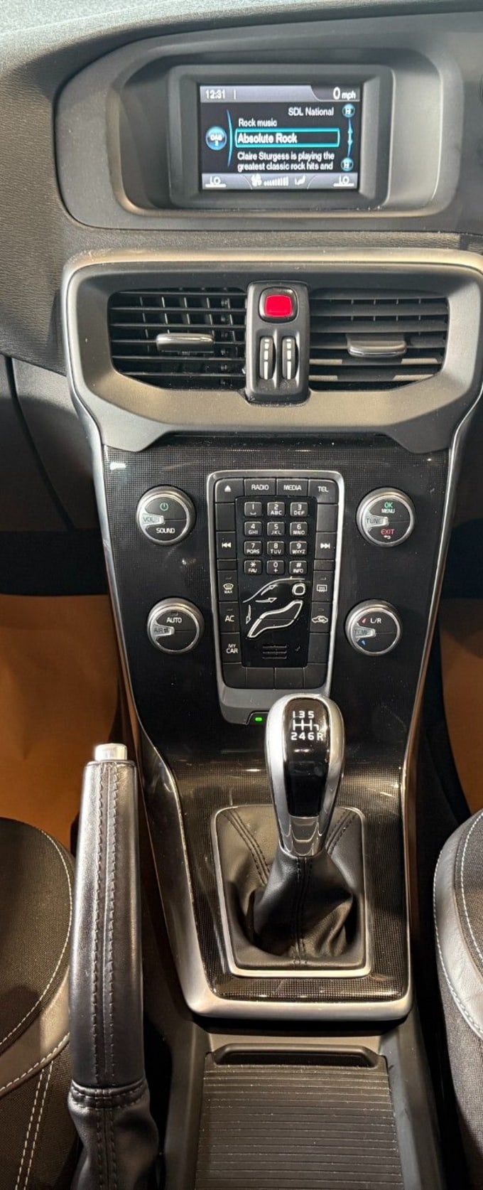 2025 Volvo V40