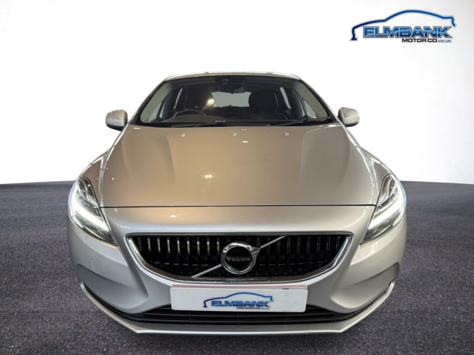2025 Volvo V40
