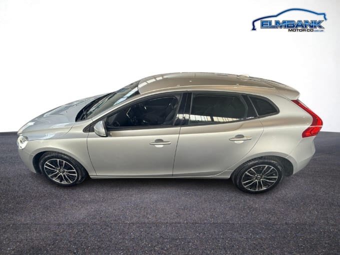 2025 Volvo V40