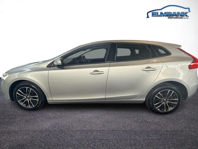 2025 Volvo V40