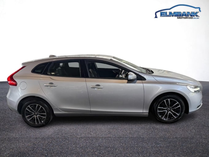 2025 Volvo V40