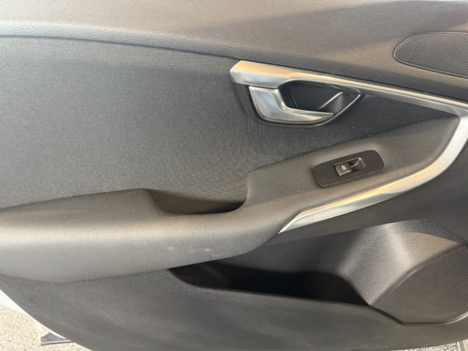 2025 Volvo V40