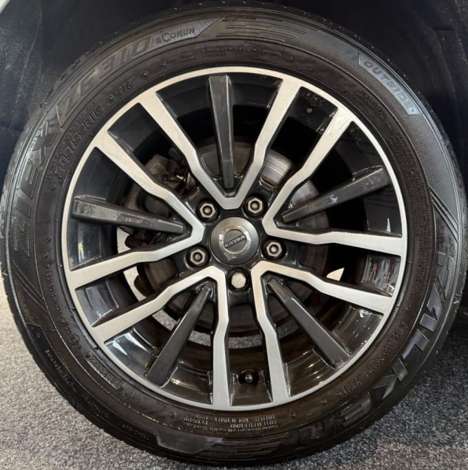 2025 Volvo V40