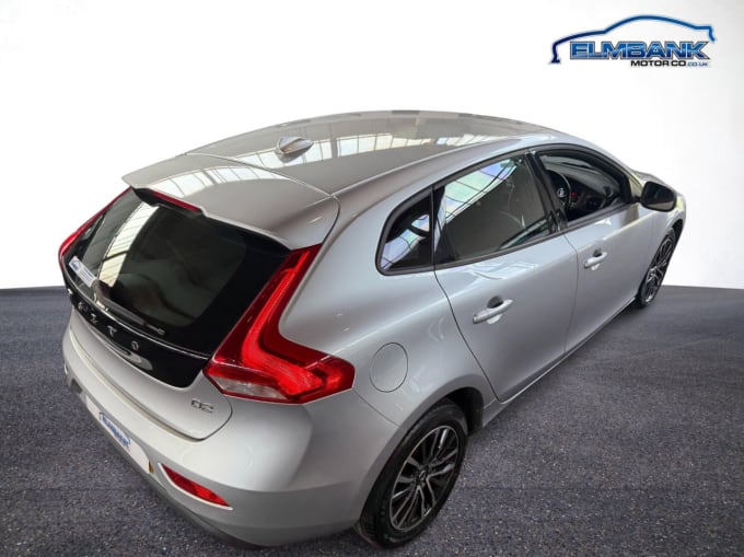 2025 Volvo V40