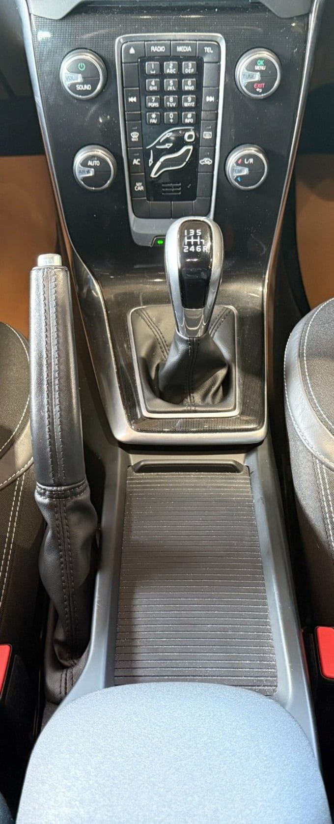 2025 Volvo V40