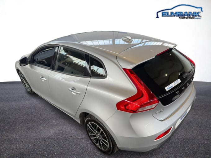 2025 Volvo V40