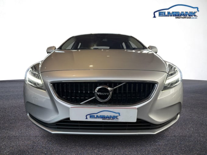 2025 Volvo V40