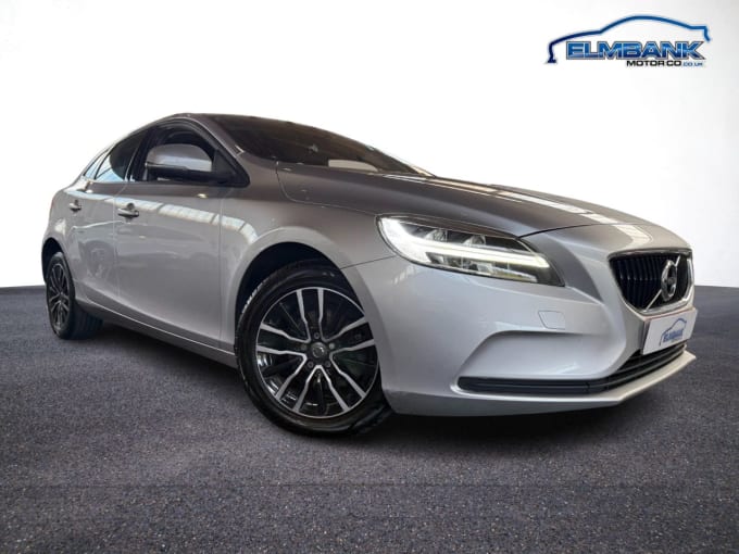 2025 Volvo V40