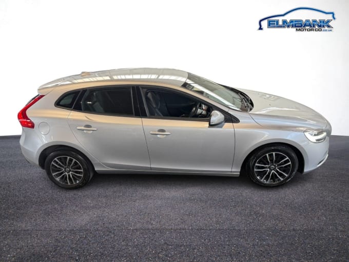 2025 Volvo V40
