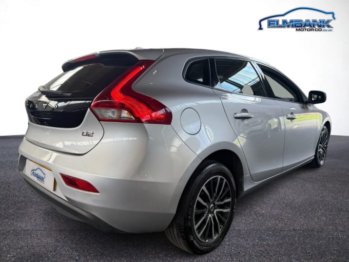 2025 Volvo V40