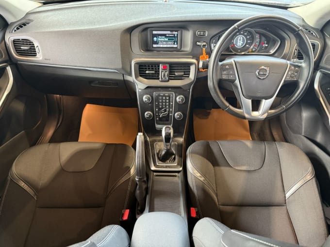 2025 Volvo V40