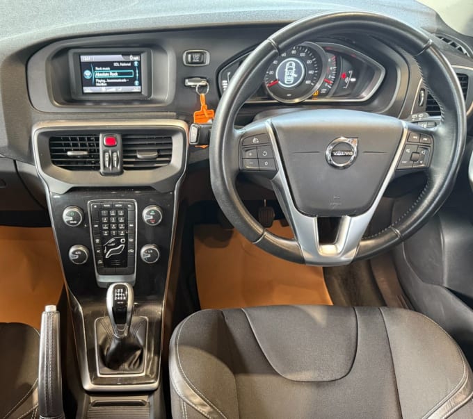 2025 Volvo V40