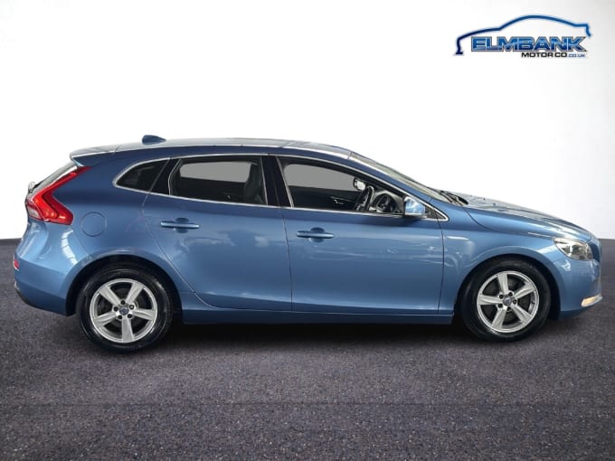 2025 Volvo V40