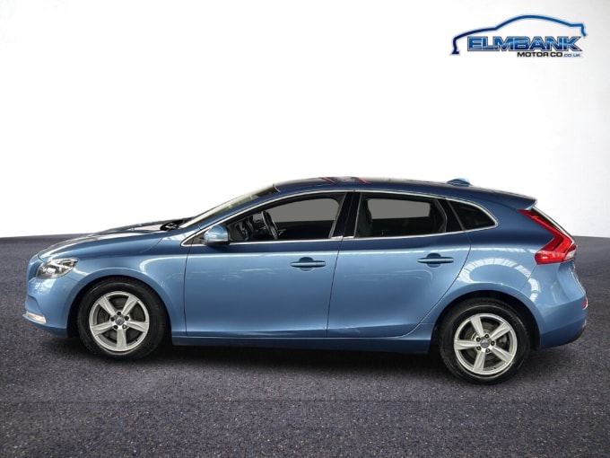 2025 Volvo V40