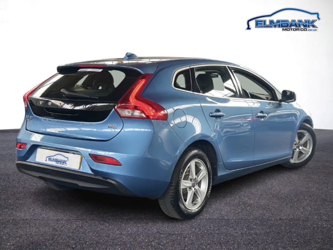 2025 Volvo V40