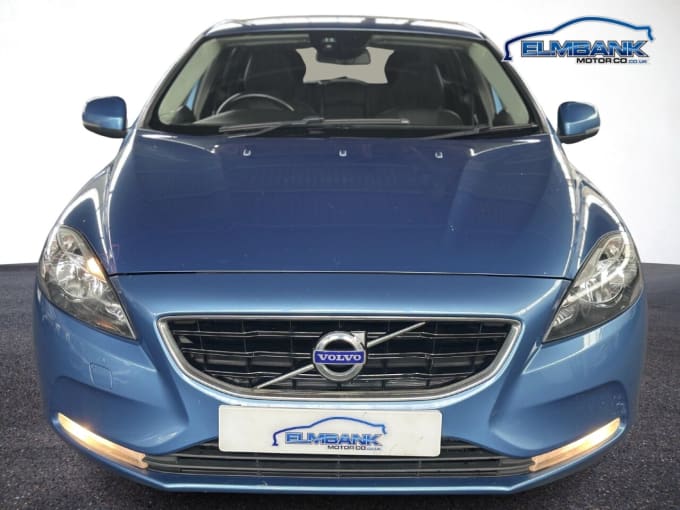 2025 Volvo V40